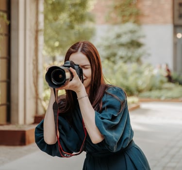 urte foto smiling and taking pictures of her clients in the netherlands