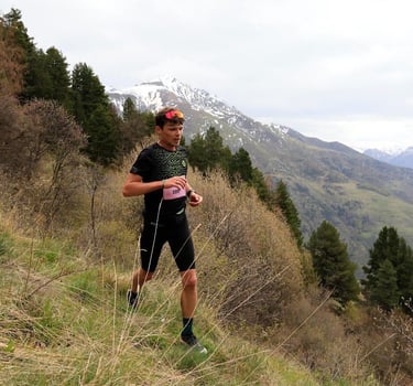 Coureur en montagne en séance de trail, illustrant le coaching individualisé Eminence Outdoor