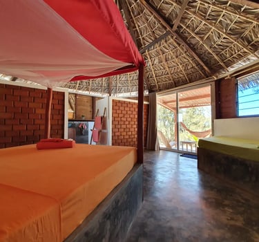 Bungalows en bord de mer à Ocean Lodge dans la baie de Sakalava près de Diego-Suarez