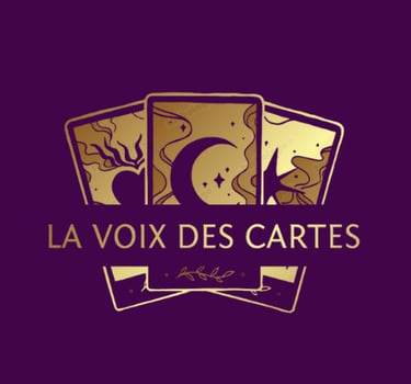 Logo de La Voix des Cartes représentant trois cartes de tarot violettes avec des accents dorés
