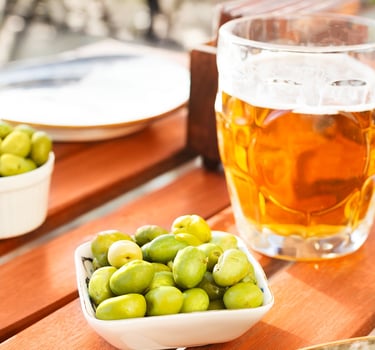 Zielone Oliwki Czupadeos jako tapas z Piwem