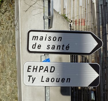 Panneaux de signalisation directionnels pointant vers une Maison de Santé et l'EHPAD Ty Laouen