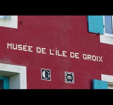 Le mur extérieur rouge du musée de l'Île de Groix, culture et patrimoine