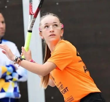 Jugadora compientiendo en frontenis