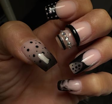 C'est un gainage en gel rose avec un nail art, baby boomer noir et bague en gel 3D avec strass