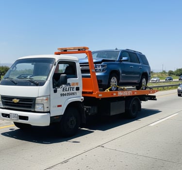 Camión grúa de plataforma transportando una camioneta SUV en una avenida urbana de Lima