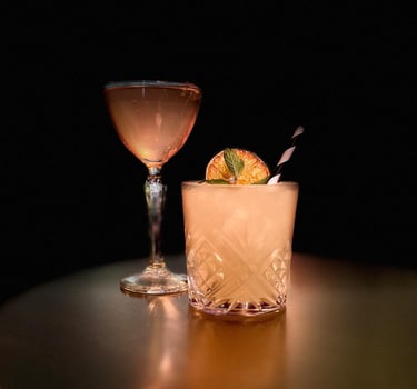 cocktails-with-orange-slice-and-striped-straw.jpg