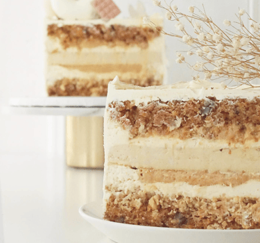 Elegancki tort weselny z kwiatowymi dekoracjami