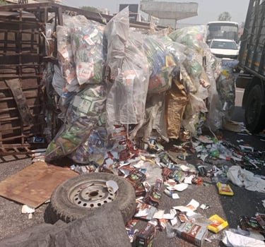 మేడ్చల్ జాతీయ రహదారి పై బోల్తా పడ్డ మినీ ట్రక్ భారీగా ట్రాఫిక్ జామ్ 