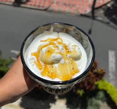 Helado con salsa de maracuyá
