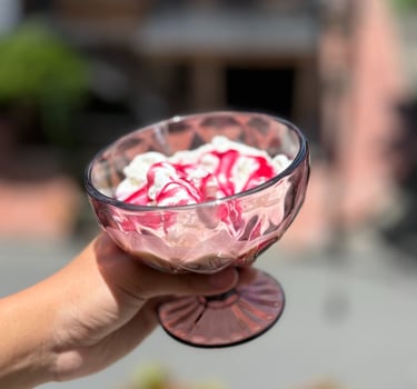 Helado con salsa de mora