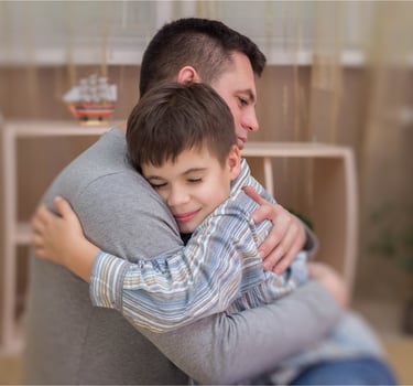 Papá abarazando a su pequeño hijo en consultorio médico