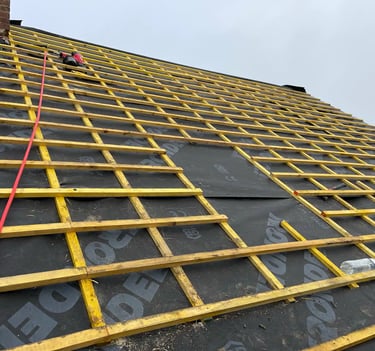 Pose d’un écran sous-toiture HPV et liteaux neufs avant tuiles — Saint-Germain-en-Laye