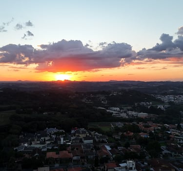 Imagem de por de sol capturada por um drone