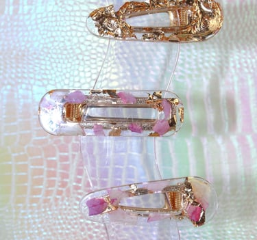 Barrette clip artisanale en résine avec fleurs séchées fabriquée en Isère par le Labo de Natou