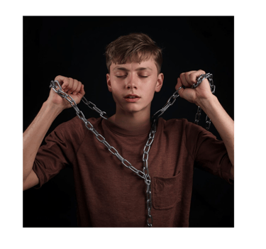 Adolescent brisant les chaines qui l'oppriment