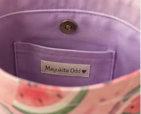 IInterior de un bolso hecho a mano con estampado de sandía, que cuenta con forro morado.