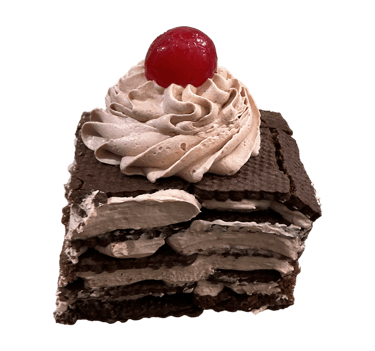 Pastel de oblea de chocolate en capas con crema batida de moca y una cereza roja al marrasquino enci