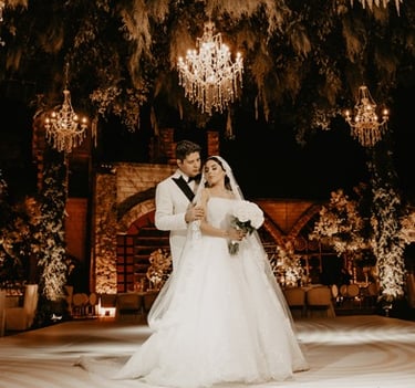 Novios abrazándose en medio de la pista de su venue en el día de su boda - Mejor fotógrafo de bodas