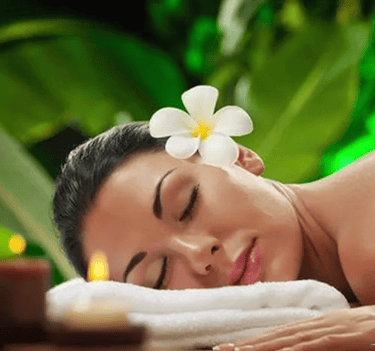 mulher de olhos fechados relaxando