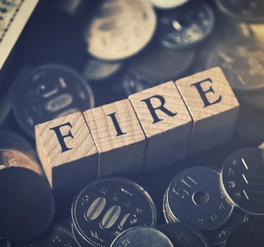 imagem de um tabuleiro com dados escritos a palavra FIRE em cima de moedas e dinheiro