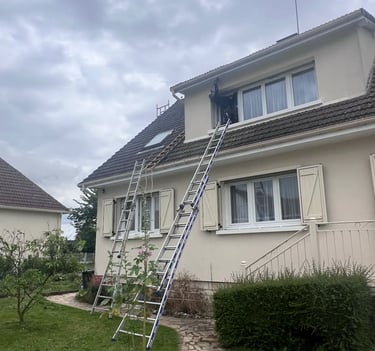 Intervention de couvreur à Saint-Germain-en-Laye — accès toiture par deux échelles pour travaux de rénovation