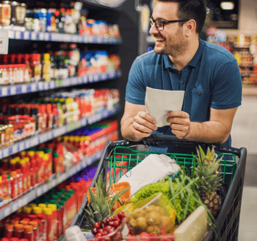 Man with a cart in a grocery store to symbolise AI in retail