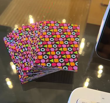 Jogo de cartas em cima de uma mesa