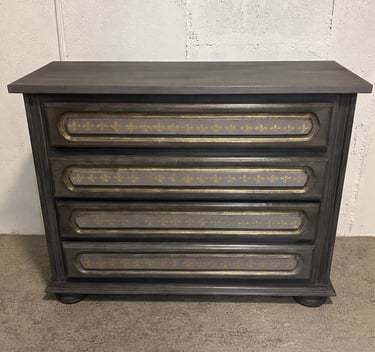 Commode repeinte en noir et doré avec réalisation de fleur de Lys en relief 