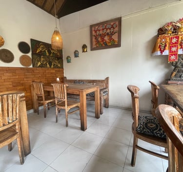 Intérieur du restaurant Bali Luwih à Ubud, table en bois et ambiance locale