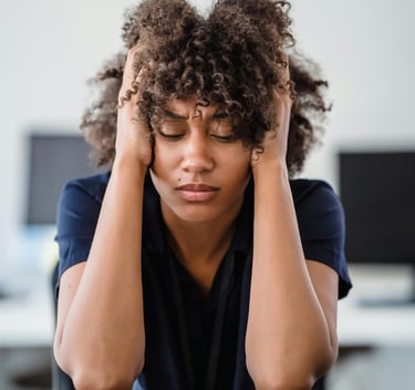 femme noire, avec afro, triste, jolie 