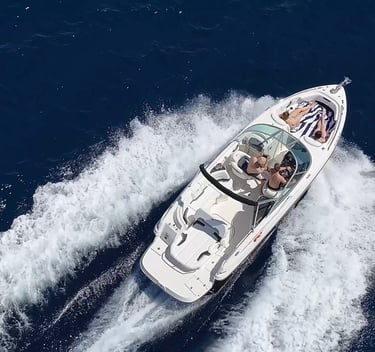 Schnellboot mit GÄsten auf einer privaten Tour durch die NordkÜste Mallorcas