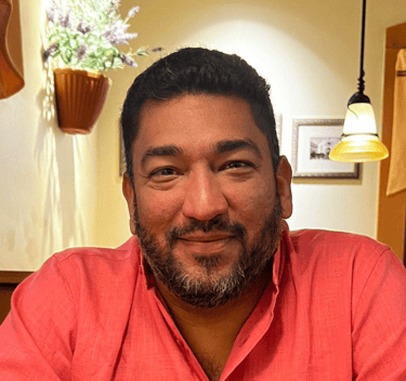Este es Eduardo Chang, Cooperador de Gestiones Internacionales de Fundación