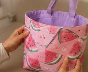 Bolso tipo tote hecho a mano con estampado de sandía rosa, forro morado y asas.