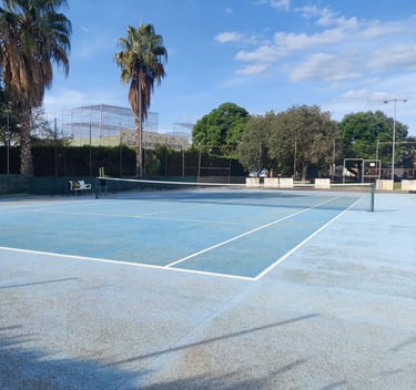 Una pista de tenis en el club valenciano de natación