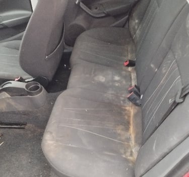 Sièges de voiture très encrassés avant nettoyage intérieur 02500 hirson