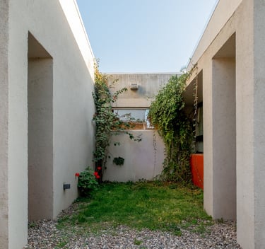 Uno de los patios de Casa Sucesiva. Una casa única en Córdoba