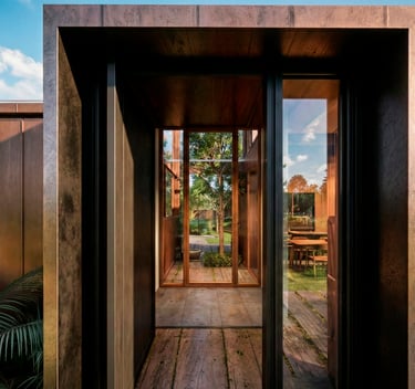 Ingreso a hall y patio interno en casa moderna. casa rancho. arquitectura con sentido.