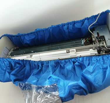 unidad evaporadora de aire minisplit desarmada en mantenimiento