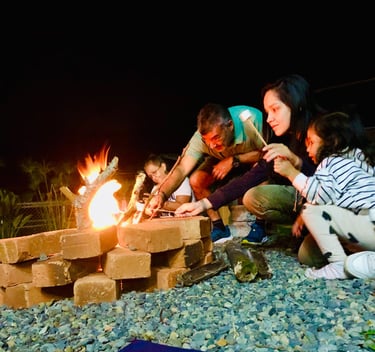 Familia disfrutando de fogata con masmelos