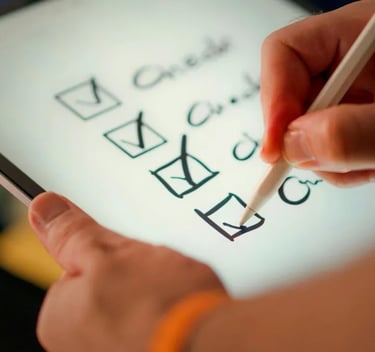 uma pessoa segurando uma caneta e escrevendo em um tablet