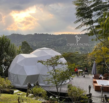 Hermoso atardecer en Casa Quincha Glamping cerca de Bogota clima templado