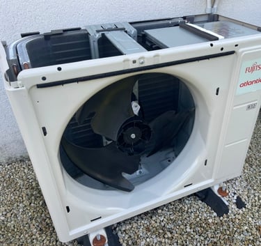 Maintenance PAC : nettoyage de l'évaporateur et du ventilateur sans capot par PAC OURAGAN.