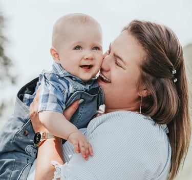 Eindhoven familiefotoshoot: Ervaren familiefotograaf legt warme en gelukkige momenten vast tijdens de sessie met uw gezin.