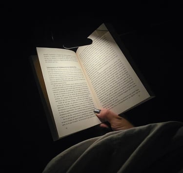 Agustina Flores leyendo en la oscuridad