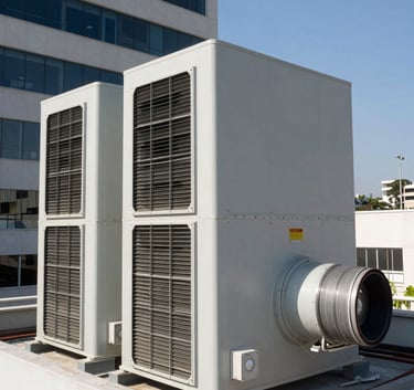 Large scale industrial air handling units on the rooftop of a modern Brazilian office building, bright sunny day, professional photography showing installation quality, light gray and blue sky background.
