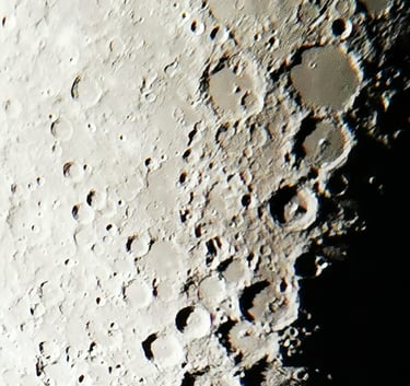 In primo piano 4 crateri. In alto a Sx Albategnius, dx Ptolemaeus, sotto Arzachel e Alphonsus.