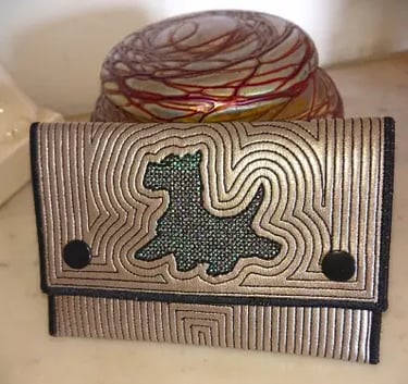 ITH-porte cartes-motif-broderie-machine-lesbroderiesdenonette