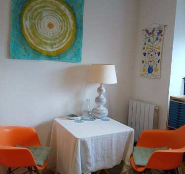 Photo du coin bureau où je reçois les clients pour l'entretien avant la séance.