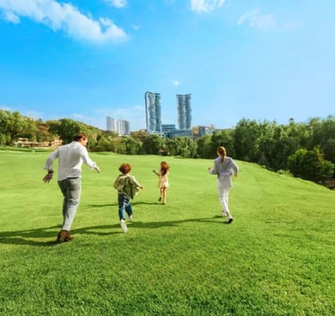 Familia disfrutando las áreas verdes de Bosque Real